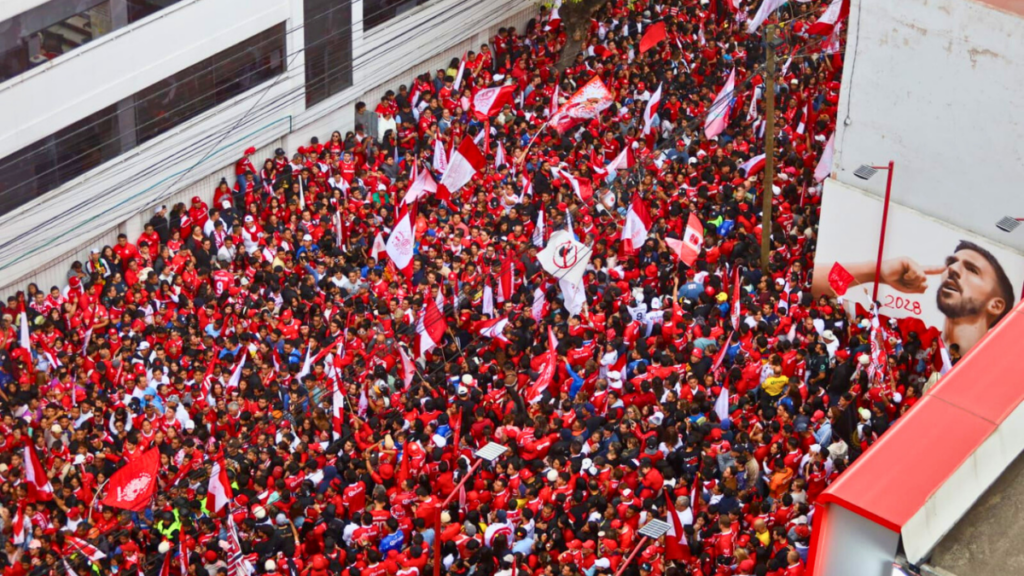 Toluca se pinta de rojo